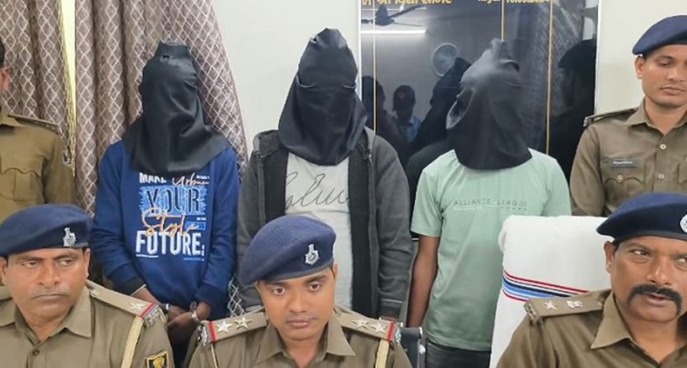 Muzaffarpur police arrested three vicious criminals who looted a passerby