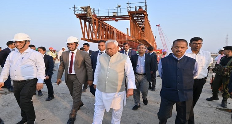  Inspection of the bridge under construction from Kangan Ghat to Didarganj