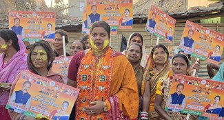 BJP leader Nutan Gupta played Holi with women and children of slums