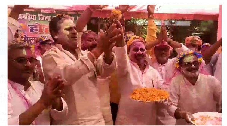 khagariya mai holi milan samaroh ka aayojan 