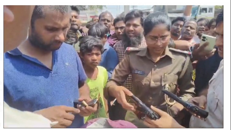 bihar mai ek bar fir police per hamla