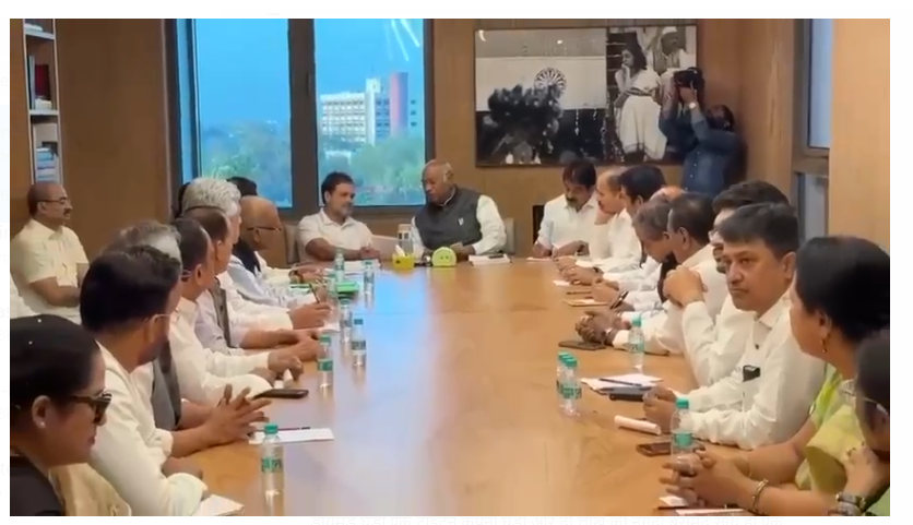 delhi mai congress ki baithak aayojit 