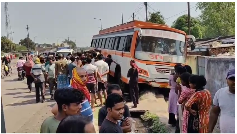 dhanbad mai bina chalak ke dauri bus 
