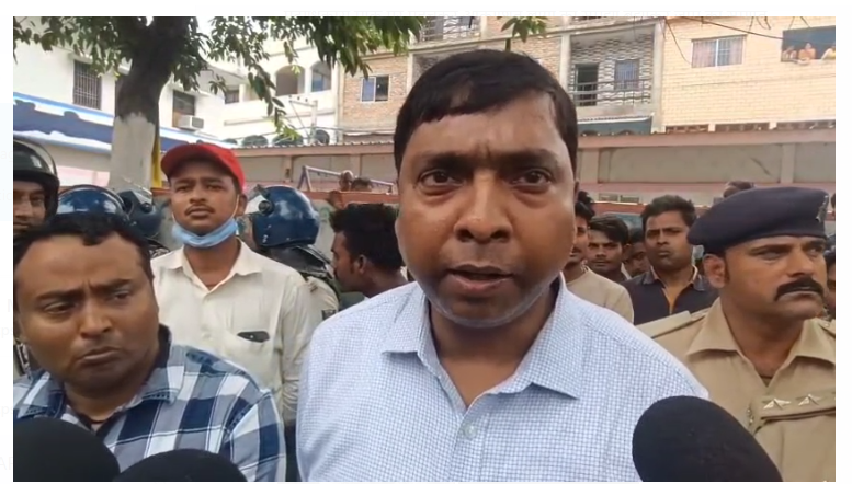 vaishali mai sadak hadse mai youwak ki maut per sadak jaam 