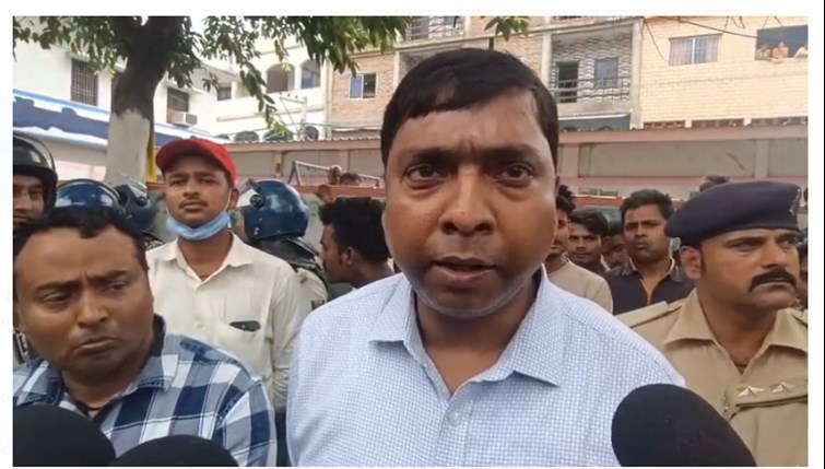 vaishali mai sadak hadse mai youwak ki maut per sadak jaam 