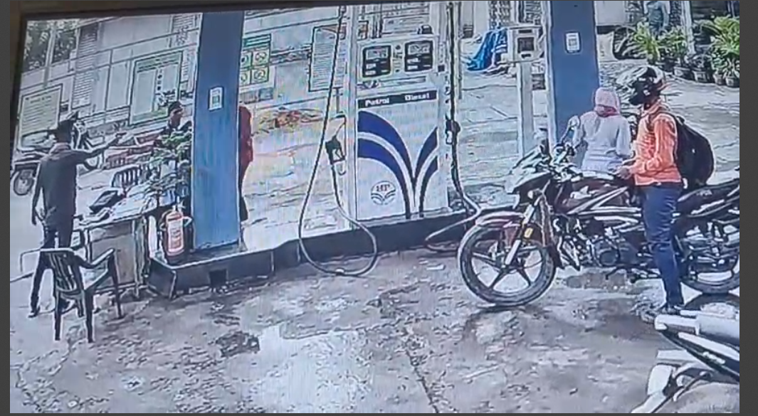 jamshedpur mai dindahare petrol pump per loot 