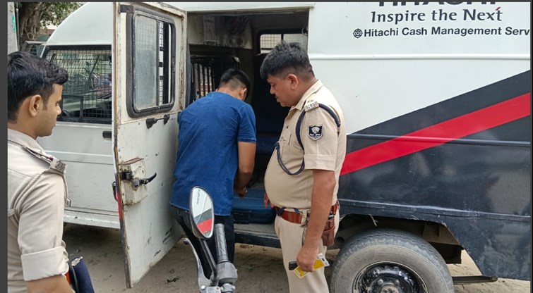 chhapara mai atm cash van se 70 lakh ki chori