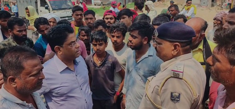 A woman crossing the road in Sultanganj, Bhagalpur was crushed by a Bolero, she died on the spot