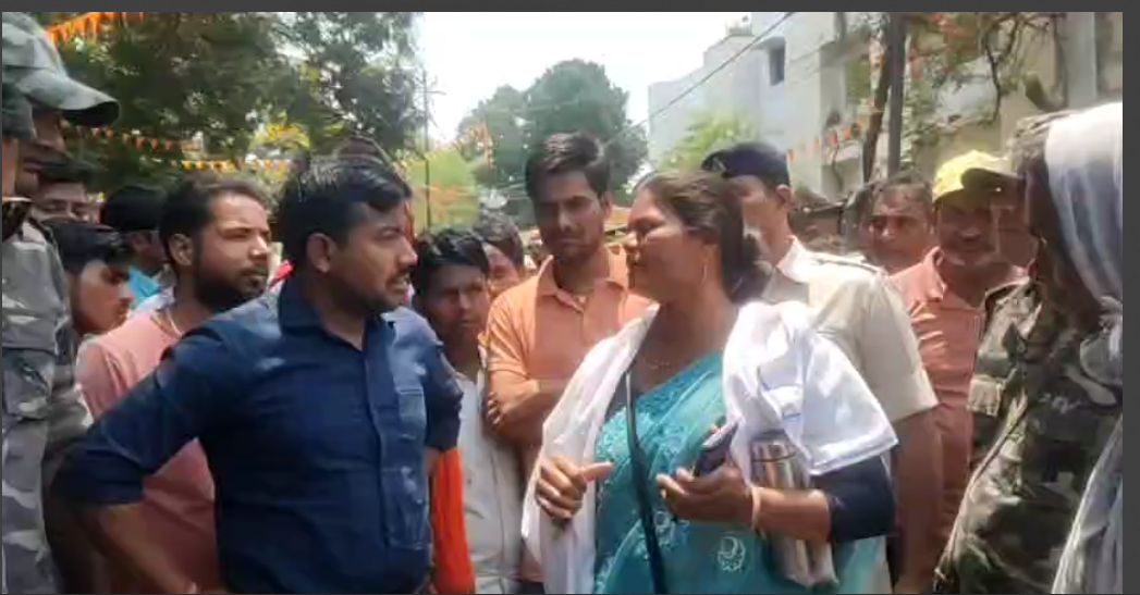 latehar mai youwak ki maut per sadak jaam