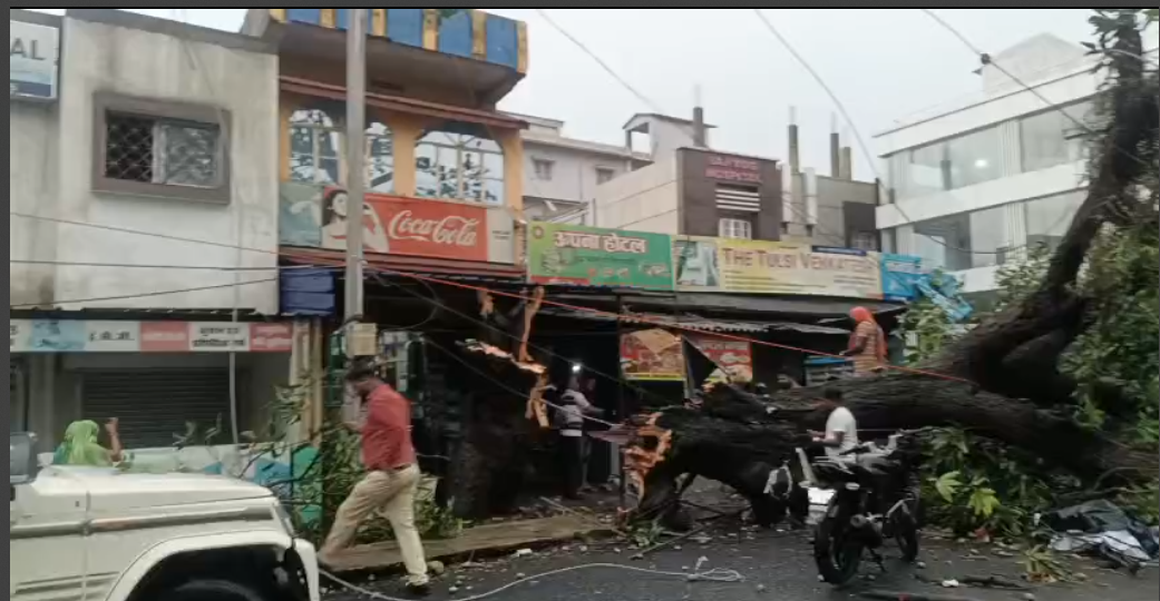 giridih mai tej aandhi ke saath baarish