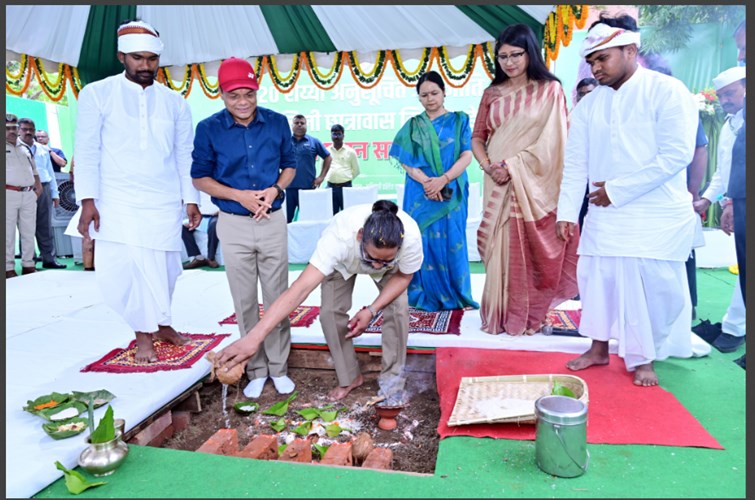 aadiwasi chhatron ko mukhyamantri ki saugaat 