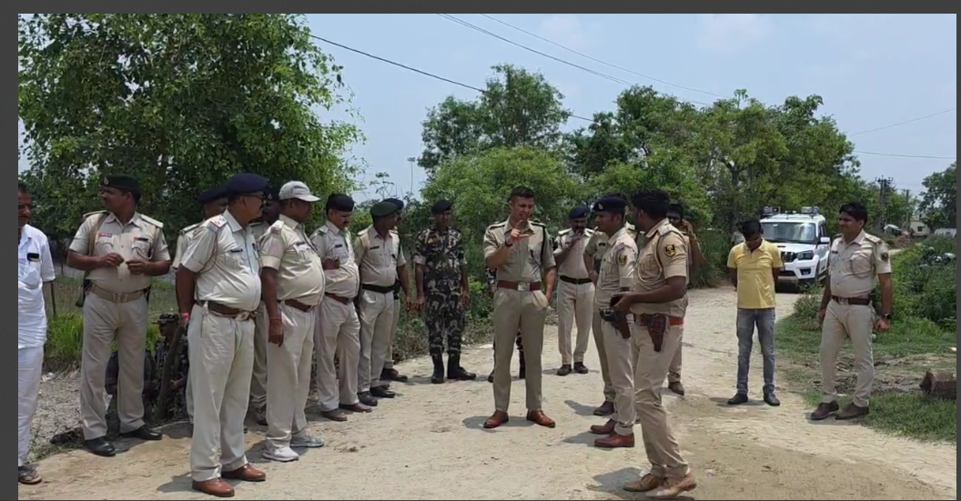 gopalganj mai chhapemari karne pahunchi police per hamla 