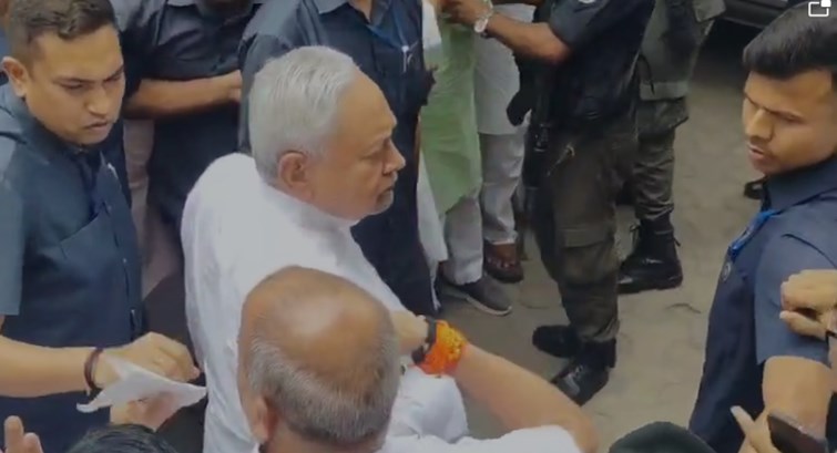 CM Nitish suddenly reached JDU office after returning from Delhi, talked to state president Umesh Kushwaha