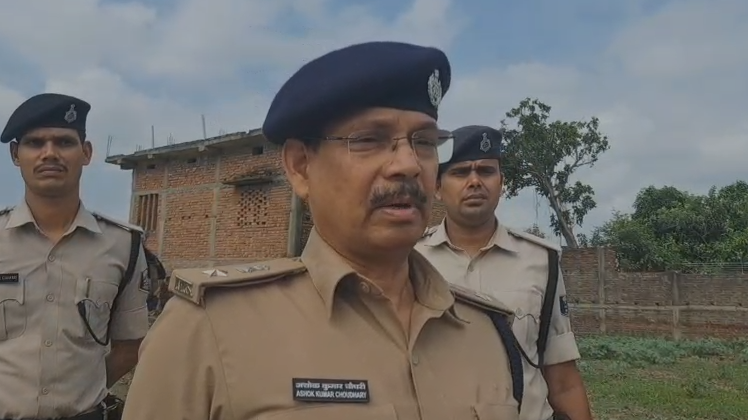 In Darbhanga, a youth was murdered by slitting his throat, the body was thrown on the bank of a pond, FSL team is investigating