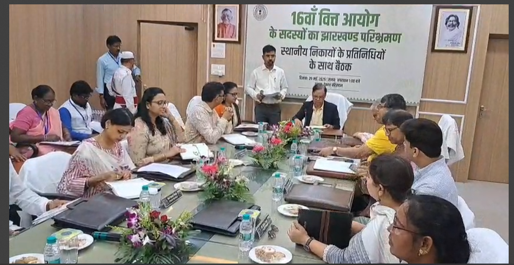 deoghar mai 16 we vitta aayog ki team 