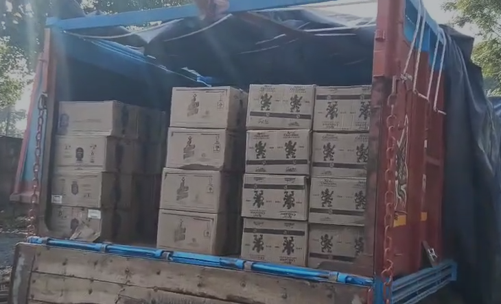 Koderma police seized a truck full of liquor from Meghatari check post located on Jharkhand-Bihar border, driver in custody.
