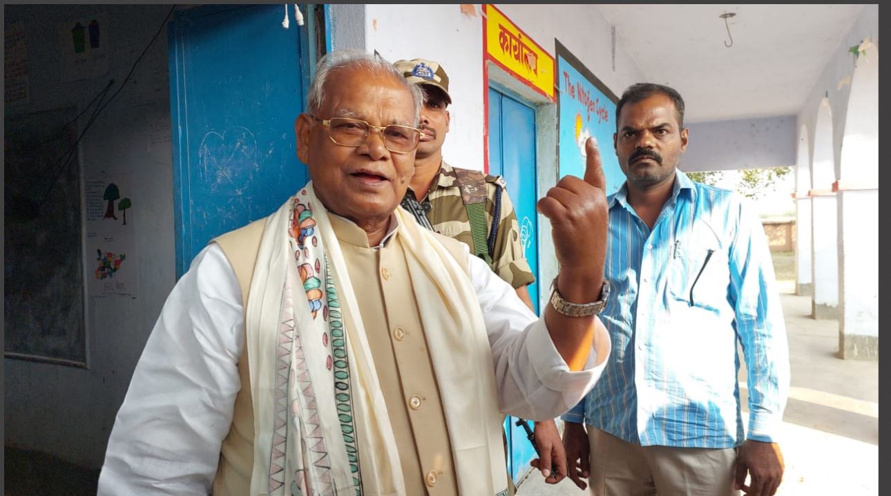 jeetan ram manjhi ne pariwar ke saath kiya matdaan 