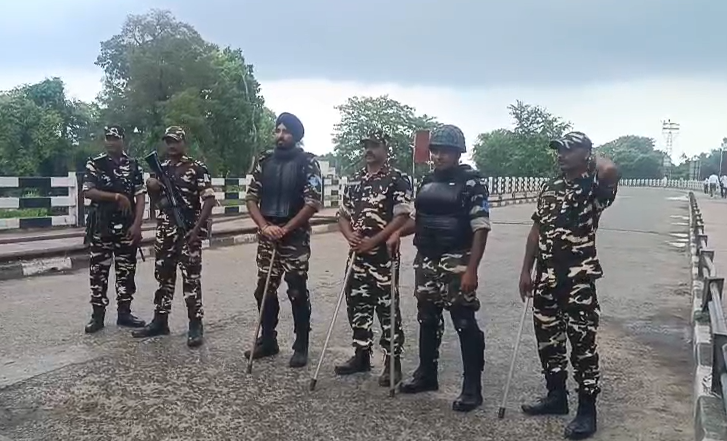 Migrant laborers are reaching Raxaul from Nepal to vote.