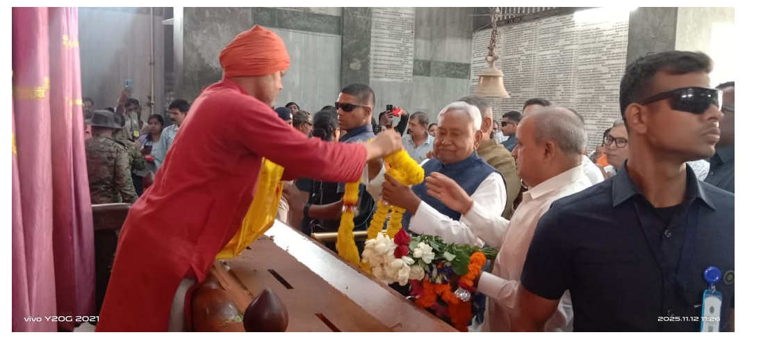 After the puja, a floral tribute was paid to the late Kishore Kunal at his statue.