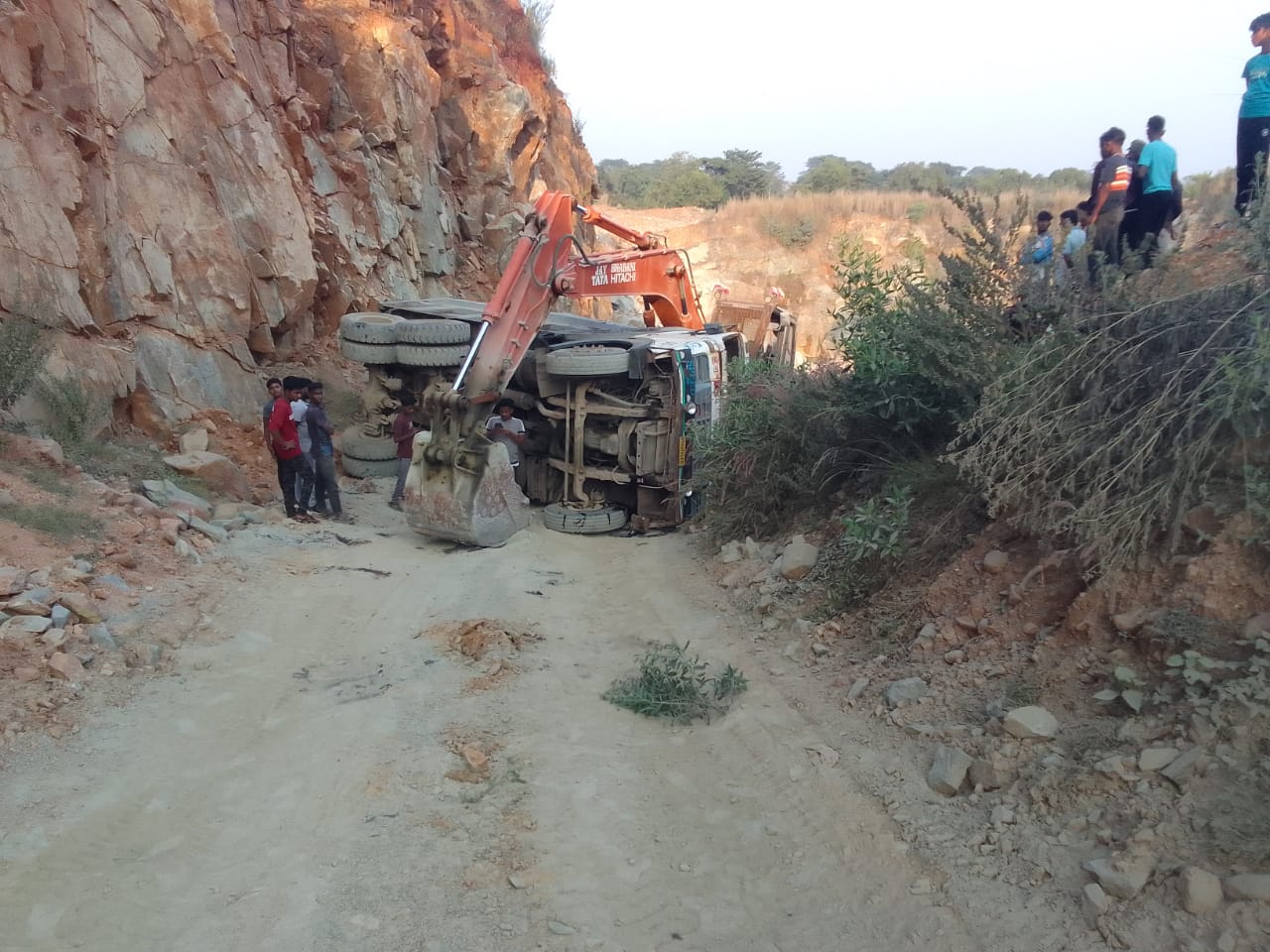 Two died after being crushed by hyva in Sarmanda stone mine of Potka, police engaged in investigation.