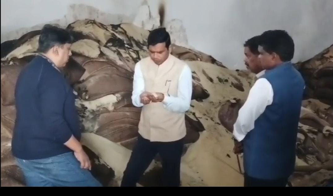 Massive fire broke out in Gamhariya warehouse in Seraikela district, team reached the spot.