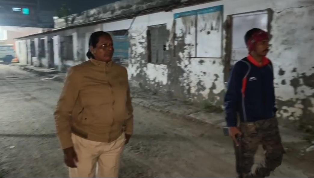 Fearless miscreants shot paan shopkeeper