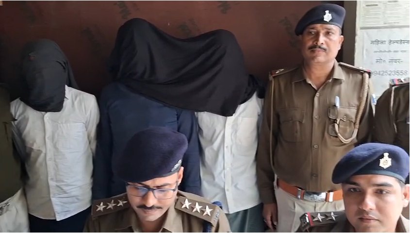 Three miscreants arrested with three country-made pistols and 18 rounds of live cartridges.