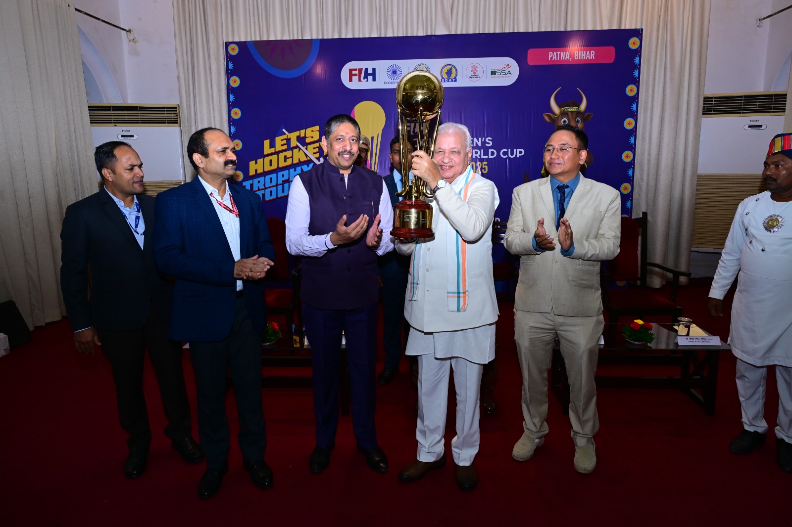 Bihar Governor Arif Mohammad Khan, upon reaching Patna, unveiled and welcomed the trophy of 'Hockey Men's Junior World Cup 2025' at Raj Bhavan.