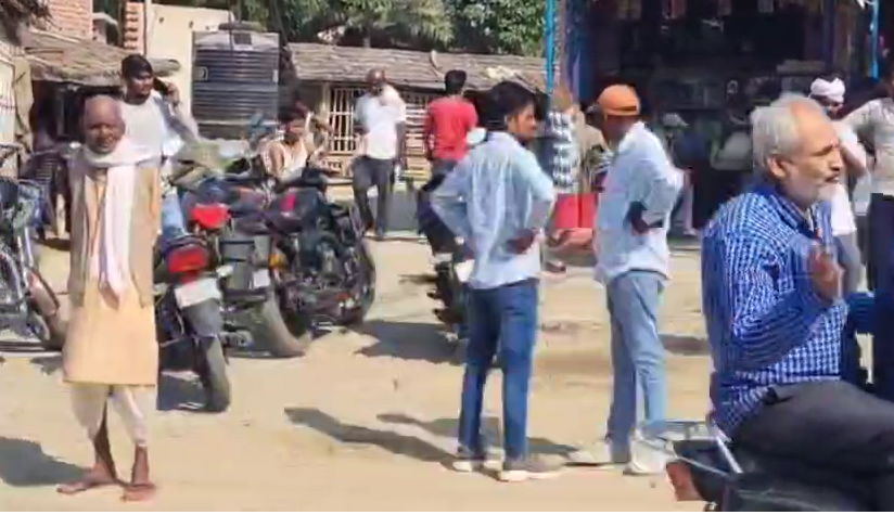 Stone pelting took place today in the old dispute regarding hand pump, 6 people got injured in the firing.