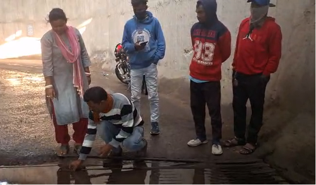 Thousands of people troubled due to drainage rod coming out in railway underpass of Hata, villagers angry over contractor's negligence