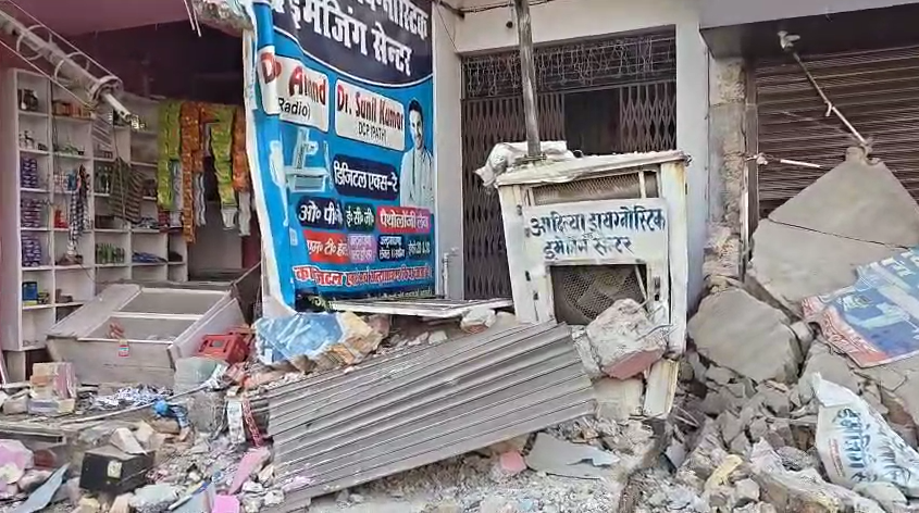 Speeding highway collides with bike loaded truck, two shops damaged, loss worth lakhs