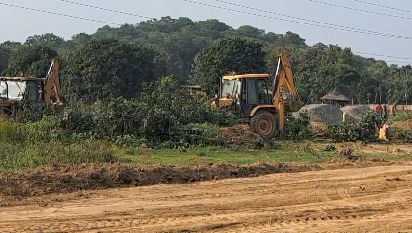 The administration chased away the villagers who became a hindrance in the construction of four lanes.