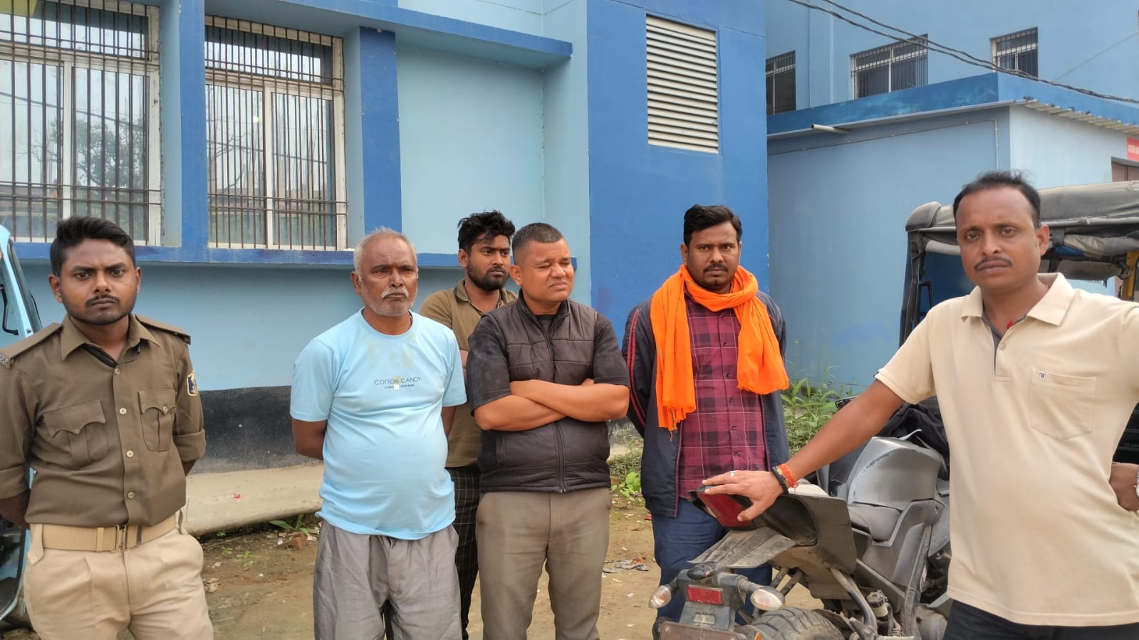 Dead body found in the field, police engaged in investigation