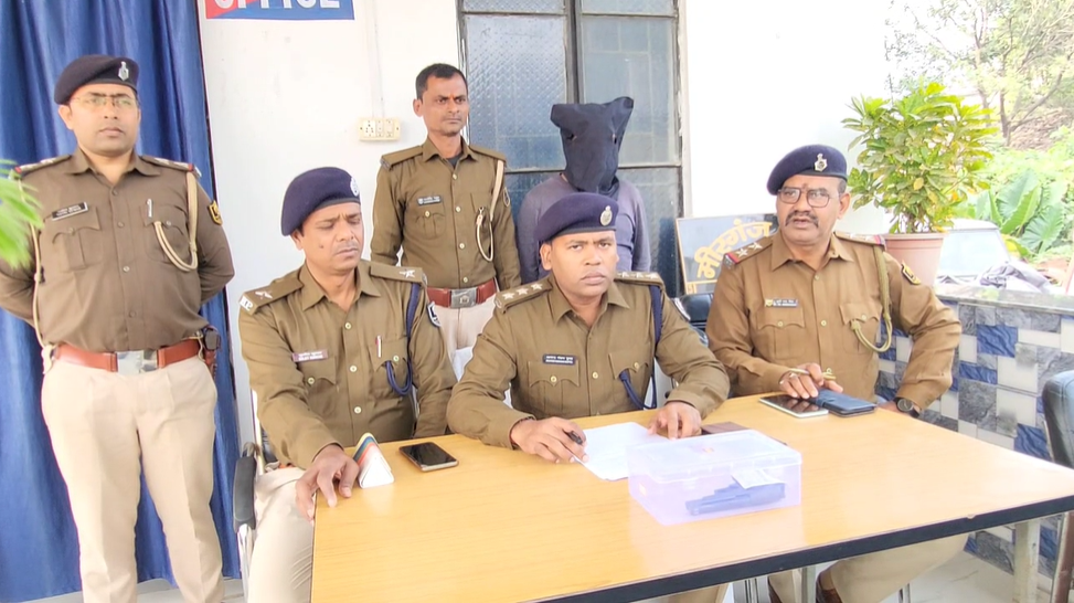 The main accused who killed his wife by giving her betel nut was arrested, pistol recovered, police disclosed the matter.