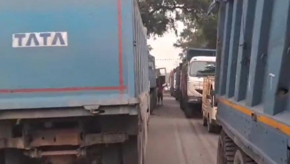 One woman died in an accident, road blocked in protest