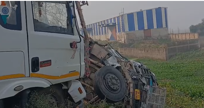 A fierce collision between two trucks in the early morning on Kursela NH-31 in Katihar, driver and assistant driver narrowly escaped.