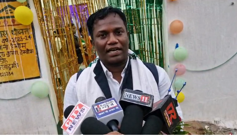 The head of the scheme inaugurated the scheme by cutting the ribbon and ushered in the family members.