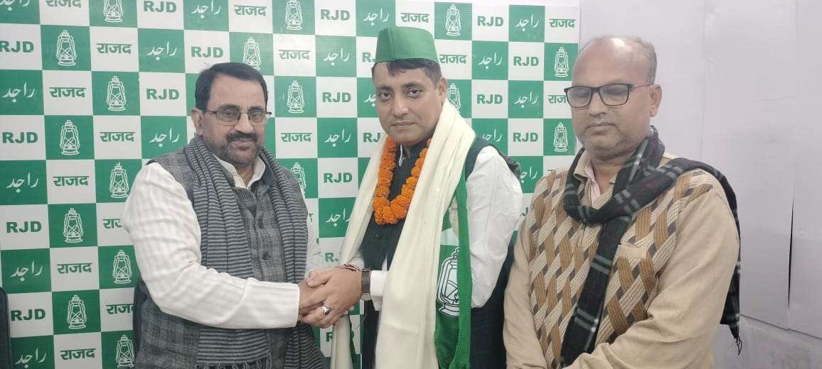 Jehanabad MLA Rahul Sharma was welcomed by state spokesperson Ajaz Ahmed in the spokesperson room of RJD office.