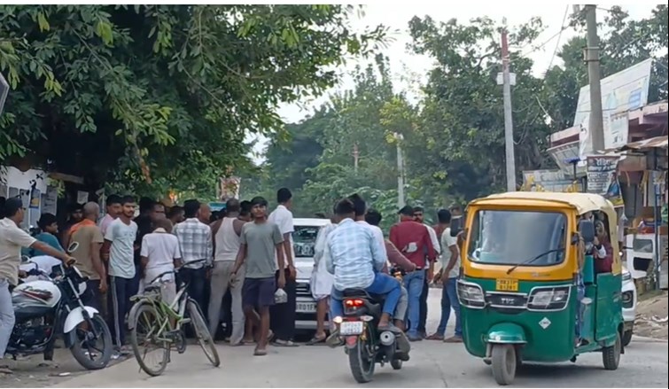 A young man was shot dead on Dussehra; another was referred to Patna in critical condition.