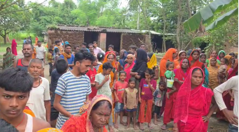 A crazy husband murdered his wife, hanged her body and fled, police are investigating.