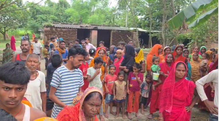 A crazy husband murdered his wife, hanged her body and fled, police are investigating.