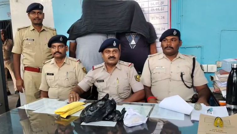 Nalanda police arrest two with illegal weapons and Rs 1.33 lakh in cash