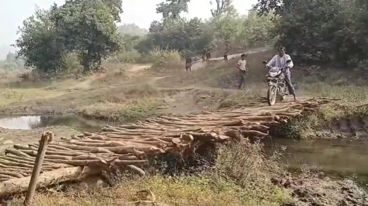 Even in the digital age, the people of Barhe village are living without electricity, roads and bridges..!