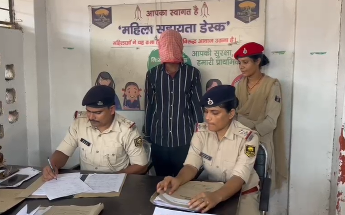Police recovered a huge consignment of liquor from an auto, smuggler arrested.