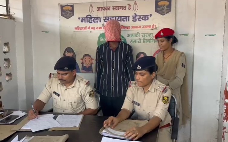 Police recovered a huge consignment of liquor from an auto, smuggler arrested.