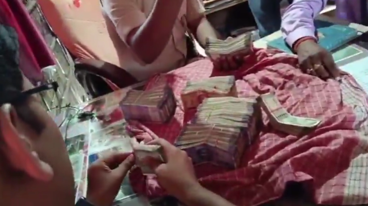 Kolasi police in Katihar recovered Rs 4.98 lakh in cash from a Scorpio.