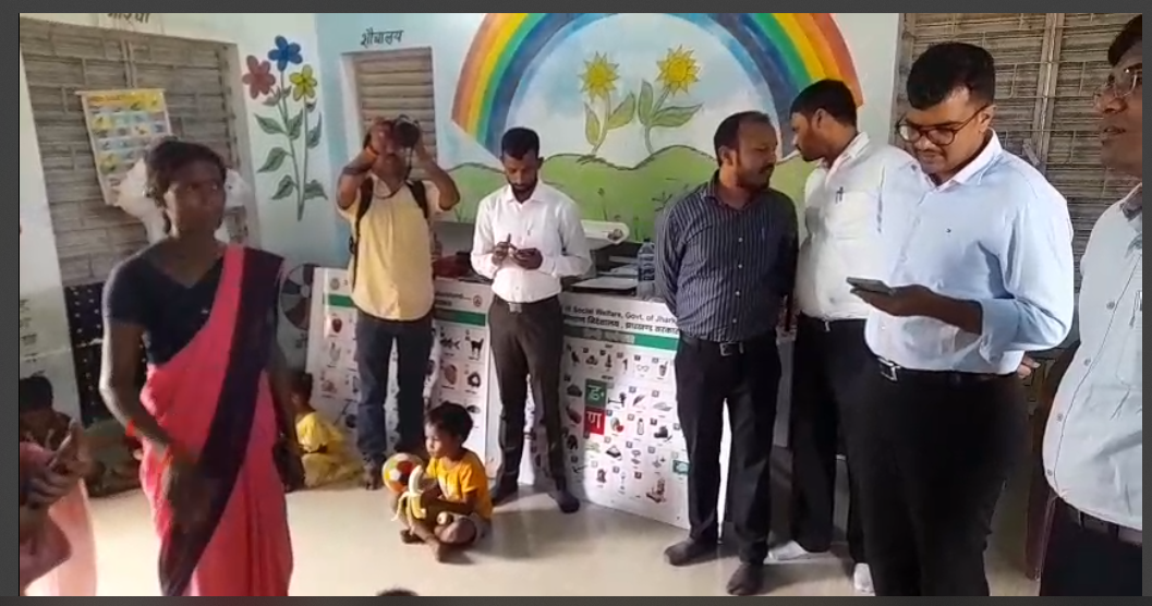 latehar dc ne chandwa prakhand ka kiya daura 