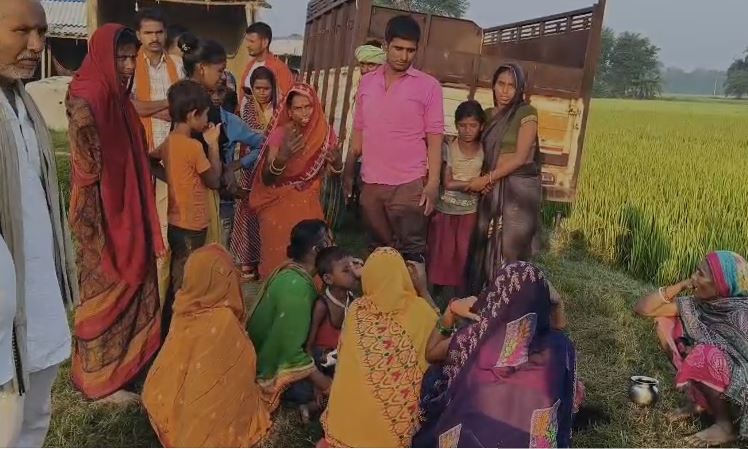 A land dispute in Madhubani resulted in a fight between two groups using sticks and rods, resulting in the death of a woman.