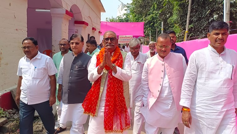Former MP Arun Kumar's son Rituraj files nomination, receives rousing welcome with garlands