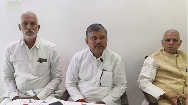 JDU state secretary Badri Bhagat resigned from his post along with his supporters.